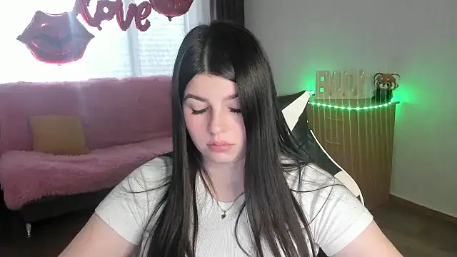 Snapshot of KisaModel chatting on April 2026 02:27:02 AM KisaModel online show from April 2026 02:27:02 AM