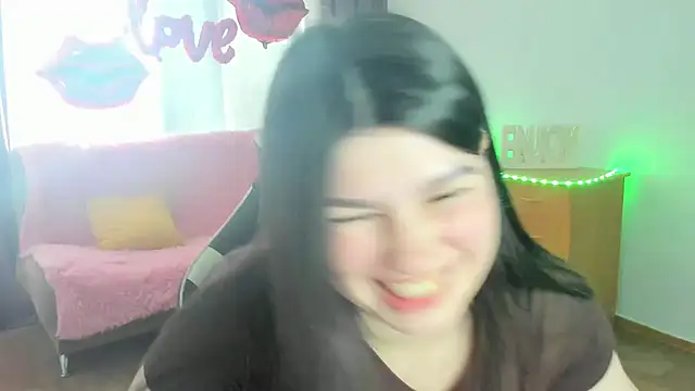 Snapshot of KisaModel chatting on May 2026 07:35:02 AM KisaModel online show from May 2026 07:35:02 AM