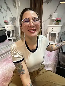 Snapshot of Annyhathatway chatting on May 2026 11:45:02 PM Annyhathatway online show from May 2026 11:45:02 PM