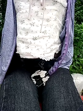 Snapshot of little-effy chatting on June 2026 10:47:01 AM little-effy online show from June 2026 10:47:01 AM