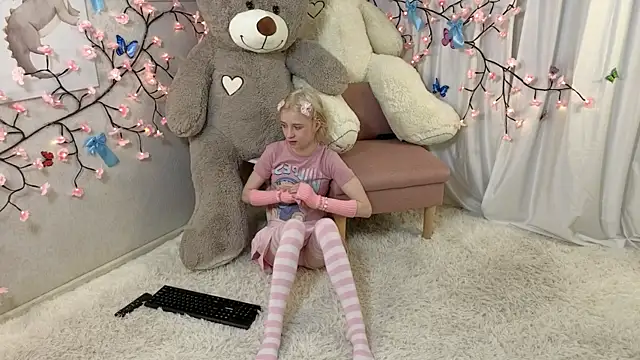 Snapshot of ViollaBloom chatting on December 2025 02:41:02 AM ViollaBloom online show from December 2025 02:41:02 AM