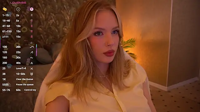 MollyyMayy online show from May 2026 11:12:02 PM