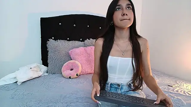 Snapshot of Mimi_Glow chatting on February 2026 07:21:02 PM Mimi Glow online show from February 2026 07:21:02 PM