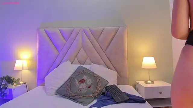 Amelia Saenz  online show from April 2026 07:14:01 PM