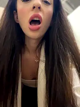 YeaLina online show from December 2025 10:42:01 AM