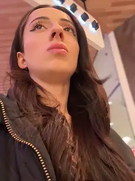 YeaLina online show from December 2025 10:13:02 AM