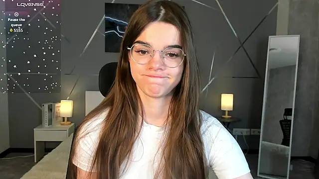 miss  evelyne online show from February 2026 01:22:01 AM