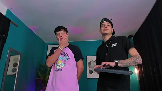 Snapshot of Oficial_KingOfHeavens chatting on December 2025 10:18:02 PM Oficial KingOfHeavens online show from December 2025 10:18:02 PM