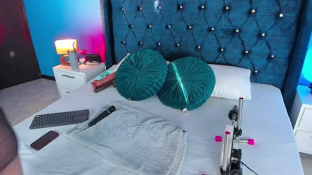 Issa Clark01 online show from April 2026 10:04:01 PM