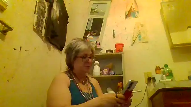 Snapshot of becky1111 chatting on May 2026 04:04:02 PM becky1111 online show from May 2026 04:04:02 PM