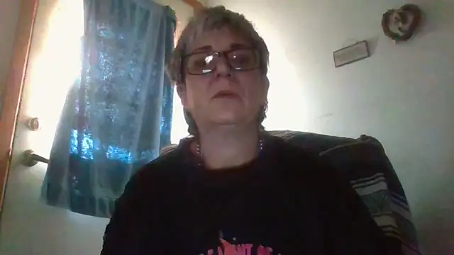 Snapshot of becky1111 chatting on May 2026 10:29:02 PM becky1111 online show from May 2026 10:29:02 PM