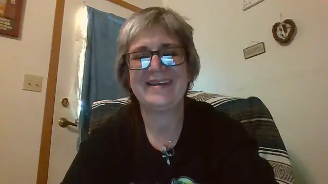Snapshot of becky1111 chatting on May 2026 12:18:01 AM becky1111 online show from May 2026 12:18:01 AM