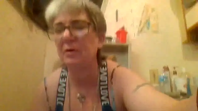 Snapshot of becky1111 chatting on May 2026 02:33:01 PM becky1111 online show from May 2026 02:33:01 PM