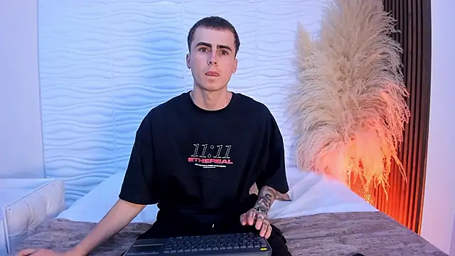 Snapshot of SpaceBoy1 chatting on February 2026 09:00:01 PM SpaceBoy1 online show from February 2026 09:00:01 PM