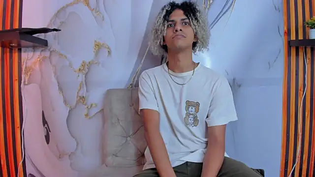 Victor LatinBoy online show from December 2025 06:48:01 PM