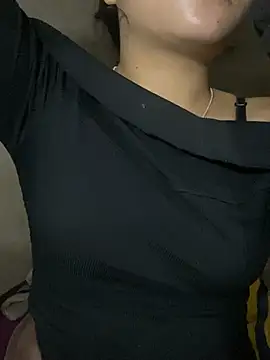 Snapshot of lili-roze chatting on February 2026 01:58:02 PM lili-roze online show from February 2026 01:58:02 PM