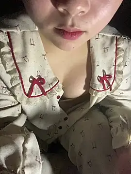 Snapshot of lili-roze chatting on April 2026 12:32:02 PM lili-roze online show from April 2026 12:32:02 PM