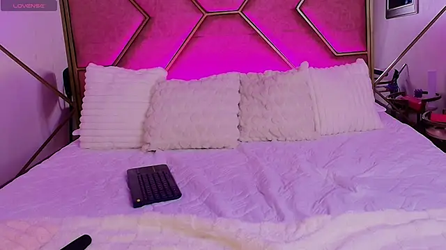 kitty whitte online show from March 2026 06:44:02 PM