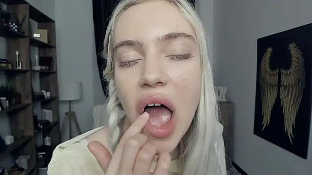 KristalCrowner online show from February 2026 07:07:01 PM