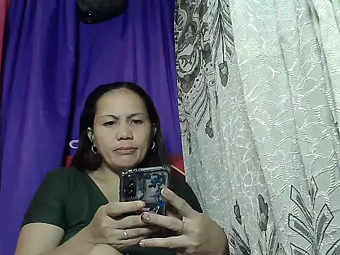 Snapshot of prettymomma24xx chatting on May 2026 09:21:01 PM prettymomma24xx online show from May 2026 09:21:01 PM