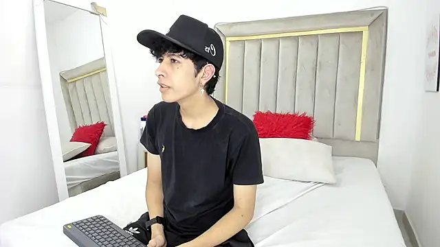 julian xx online show from January 2026 07:05:02 PM