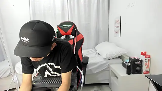 julian xx online show from March 2026 07:07:01 PM