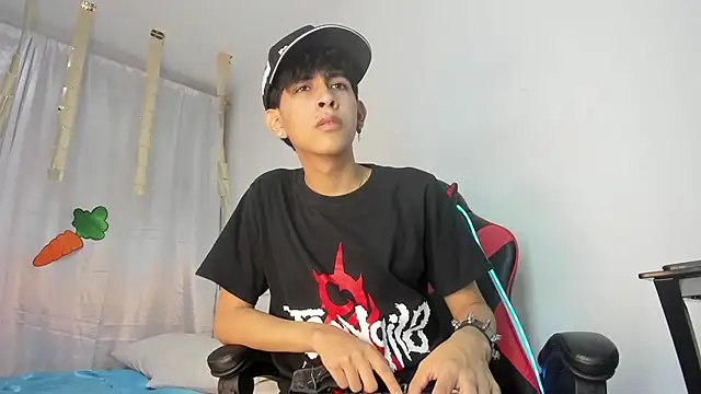 julian xx online show from April 2026 07:17:02 PM