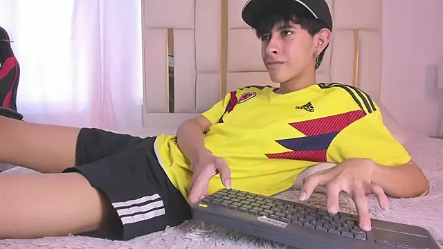 Snapshot of julian_xx chatting on July 2026 07:29:02 PM julian xx online show from July 2026 07:29:02 PM
