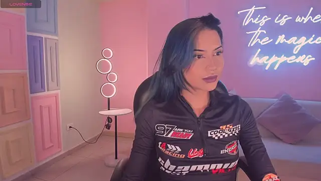 Snapshot of KayraLanne chatting on January 2026 03:32:01 AM KayraLanne online show from January 2026 03:32:01 AM