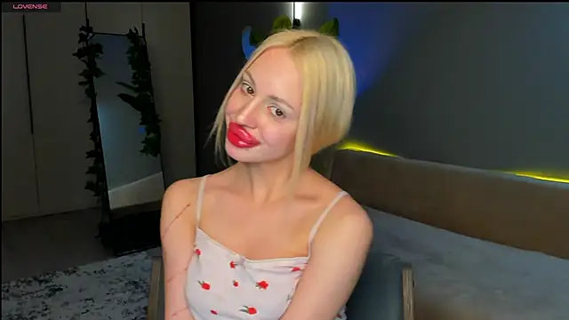 Luna Beverly online show from March 2026 08:02:01 PM