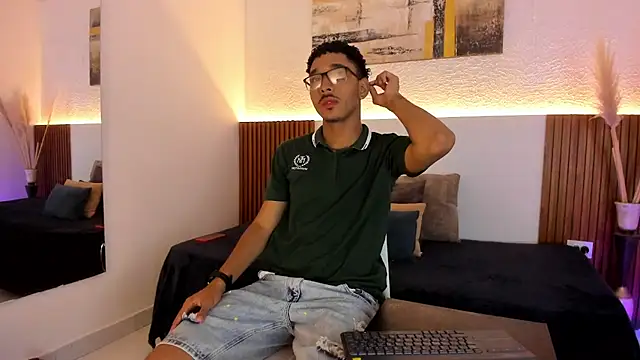 Snapshot of Julian_Dark_ chatting on February 2026 10:57:01 PM Julian Dark online show from February 2026 10:57:01 PM