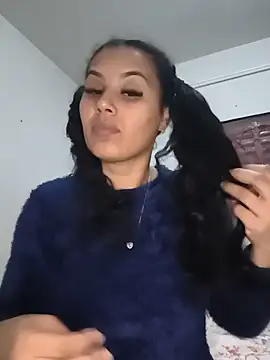 Snapshot of Larissinha015 chatting on July 2026 01:45:01 AM Larissinha015 online show from July 2026 01:45:01 AM