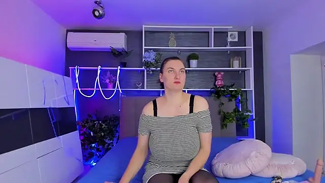 StephieRousee online show from April 2026 05:30:01 AM