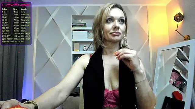 Snapshot of Monika-peach chatting on June 2026 09:18:02 PM Monika-peach online show from June 2026 09:18:02 PM