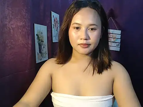 Snapshot of creamycarra chatting on June 2026 09:35:02 AM creamycarra online show from June 2026 09:35:02 AM