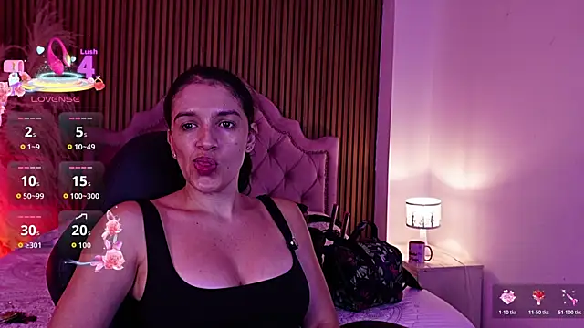 Snapshot of Violett_hott_ chatting on June 2026 01:17:02 PM Violett hott online show from June 2026 01:17:02 PM