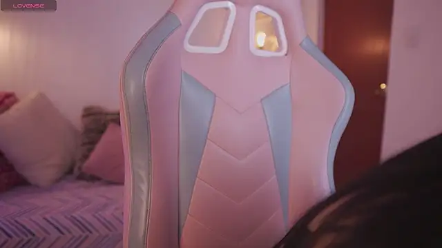 Snapshot of Valery_Belmort chatting on April 2026 12:43:01 PM Valery Belmort online show from April 2026 12:43:01 PM