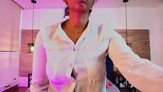 Snapshot of Ellie-Alves chatting on June 2026 05:06:02 PM Ellie-Alves online show from June 2026 05:06:02 PM