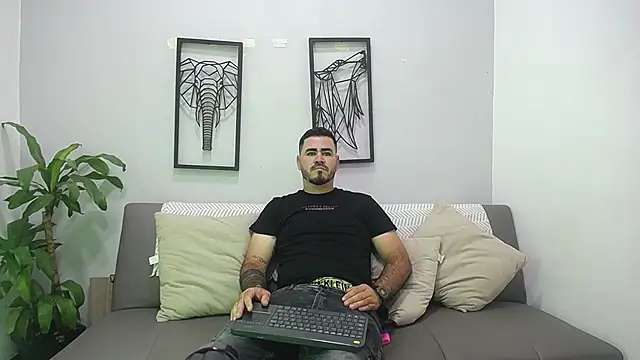 Snapshot of Aronhilton chatting on January 2026 07:41:02 PM Aronhilton online show from January 2026 07:41:02 PM