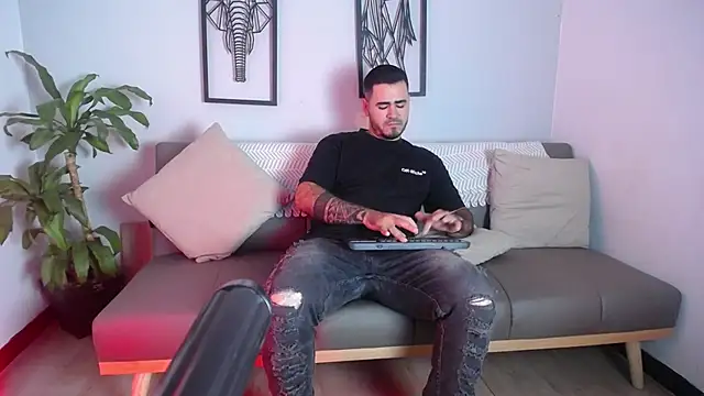 Snapshot of Aronhilton chatting on January 2026 07:19:02 PM Aronhilton online show from January 2026 07:19:02 PM