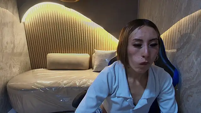 katalina r  online show from April 2026 07:48:01 PM