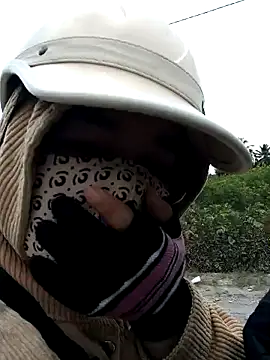 Snapshot of EnzxMoon02 chatting on April 2026 05:05:01 AM EnzxMoon02 online show from April 2026 05:05:01 AM