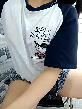 Snapshot of EnzxMoon02 chatting on April 2026 04:50:02 AM EnzxMoon02 online show from April 2026 04:50:02 AM