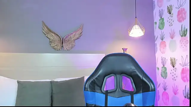 emma hiltonn  online show from April 2026 07:36:02 PM