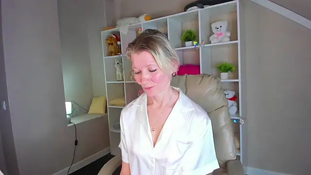 Julie Lucas online show from March 2026 02:39:02 AM