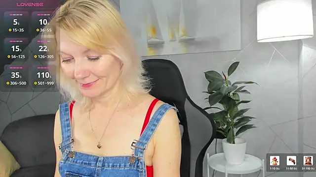 Snapshot of Julie_Lucas chatting on June 2026 12:02:02 AM Julie Lucas online show from June 2026 12:02:02 AM