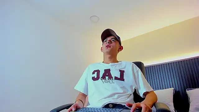 Snapshot of James_cute18 chatting on January 2026 02:38:01 AM James cute18 online show from January 2026 02:38:01 AM