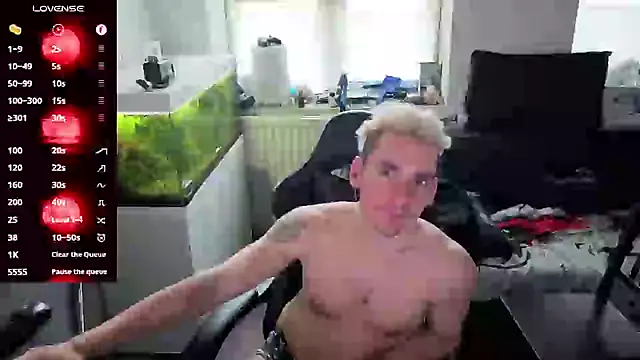 Snapshot of Rayzel_White chatting on May 2026 05:51:01 PM Rayzel White online show from May 2026 05:51:01 PM
