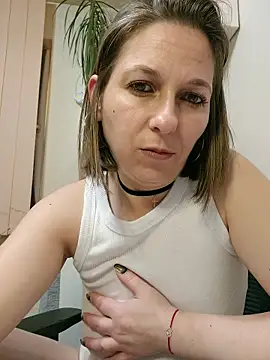 AdaJoy online show from April 2026 01:19:01 PM