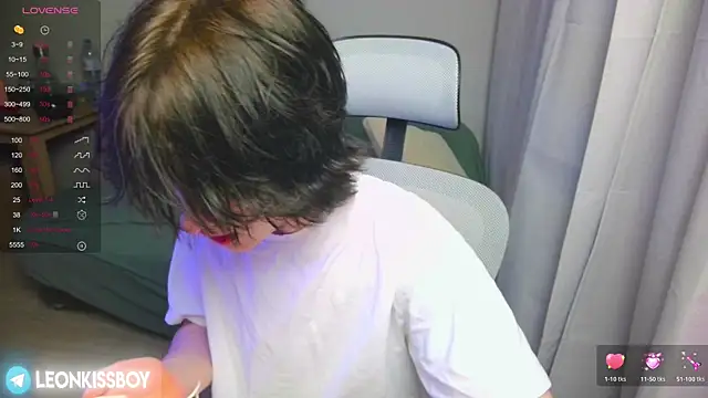 LeonBoykisser online show from April 2026 08:32:02 PM